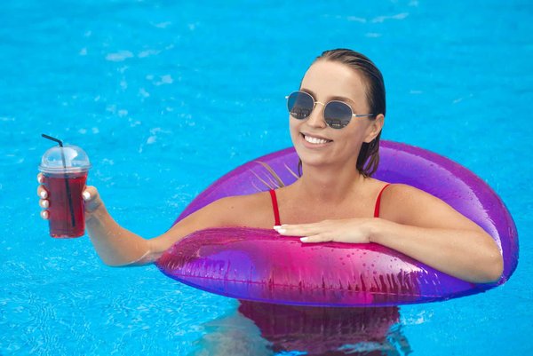 Quels services spéciaux sont proposés par les campings du Groupe Tikayan dans le Var ?